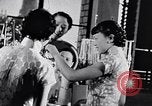 Standbild Verwestlichung Chinas zeigt Frauen shopping und arbeiten China, 1937, aus Sekunde 59 historischem Filmmaterial Videoclip 65675040305