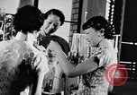 Standbild Verwestlichung Chinas zeigt Frauen shopping und arbeiten China, 1937, aus Sekunde 60 historischem Filmmaterial Videoclip 65675040305