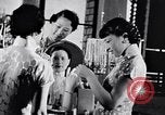 Standbild Verwestlichung Chinas zeigt Frauen shopping und arbeiten China, 1937, aus Sekunde 61 historischem Filmmaterial Videoclip 65675040305