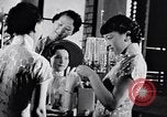 Standbild Verwestlichung Chinas zeigt Frauen shopping und arbeiten China, 1937, aus Sekunde 62 historischem Filmmaterial Videoclip 65675040305