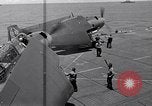 Standbild TBF UND F4F Flugzeug beim Start von USS Marcus Insel (CVE-77) Pazifik, 1944, aus Sekunde 21 historischem Filmmaterial Videoclip 65675040324