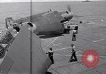 Standbild TBF UND F4F Flugzeug beim Start von USS Marcus Insel (CVE-77) Pazifik, 1944, aus Sekunde 25 historischem Filmmaterial Videoclip 65675040324
