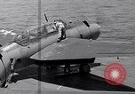 Standbild TBF UND F4F Flugzeug beim Start von USS Marcus Insel (CVE-77) Pazifik, 1944, aus Sekunde 37 historischem Filmmaterial Videoclip 65675040324
