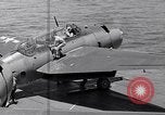 Standbild TBF UND F4F Flugzeug beim Start von USS Marcus Insel (CVE-77) Pazifik, 1944, aus Sekunde 41 historischem Filmmaterial Videoclip 65675040324