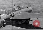 Standbild TBF UND F4F Flugzeug beim Start von USS Marcus Insel (CVE-77) Pazifik, 1944, aus Sekunde 42 historischem Filmmaterial Videoclip 65675040324