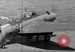 Standbild TBF UND F4F Flugzeug beim Start von USS Marcus Insel (CVE-77) Pazifik, 1944, aus Sekunde 43 historischem Filmmaterial Videoclip 65675040324