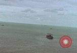 Image navires de guerre américains d ~ Task Force 51 bombarde l'Iwo Jima Iwo Jima, 1945, de la seconde 4 séquences d'archives historiques vidéo 65675040331