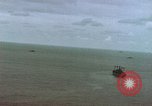 Image navires de guerre américains d ~ Task Force 51 bombarde l'Iwo Jima Iwo Jima, 1945, de la seconde 7 séquences d'archives historiques vidéo 65675040331
