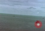Image navires de guerre américains d ~ Task Force 51 bombarde l'Iwo Jima Iwo Jima, 1945, de la seconde 10 séquences d'archives historiques vidéo 65675040331