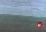 Image navires de guerre américains d ~ Task Force 51 bombarde l'Iwo Jima Iwo Jima, 1945, de la seconde 11 séquences d'archives historiques vidéo 65675040331