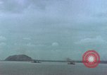 Image navires de guerre américains d ~ Task Force 51 bombarde l'Iwo Jima Iwo Jima, 1945, de la seconde 56 séquences d'archives historiques vidéo 65675040331