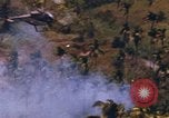 Standbild AH-1G und OH-6A Hubschrauber Vietnam, 1968, aus Sekunde 3 historischem Filmmaterial Videoclip 65675040351