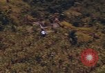 Standbild AH-1G und OH-6A Hubschrauber Vietnam, 1968, aus Sekunde 13 historischem Filmmaterial Videoclip 65675040351
