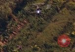 Standbild AH-1G und OH-6A Hubschrauber Vietnam, 1968, aus Sekunde 17 historischem Filmmaterial Videoclip 65675040351