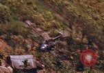 Standbild AH-1G und OH-6A Hubschrauber Vietnam, 1968, aus Sekunde 23 historischem Filmmaterial Videoclip 65675040351