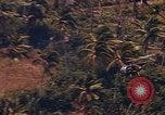 Standbild AH-1G und OH-6A Hubschrauber Vietnam, 1968, aus Sekunde 27 historischem Filmmaterial Videoclip 65675040351