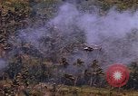 Standbild AH-1G und OH-6A Hubschrauber Vietnam, 1968, aus Sekunde 33 historischem Filmmaterial Videoclip 65675040351