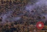 Standbild AH-1G und OH-6A Hubschrauber Vietnam, 1968, aus Sekunde 34 historischem Filmmaterial Videoclip 65675040351
