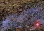 Standbild AH-1G und OH-6A Hubschrauber Vietnam, 1968, aus Sekunde 37 historischem Filmmaterial Videoclip 65675040351