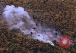 Standbild AH-1G und OH-6A Hubschrauber Vietnam, 1968, aus Sekunde 40 historischem Filmmaterial Videoclip 65675040351