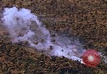 Standbild AH-1G und OH-6A Hubschrauber Vietnam, 1968, aus Sekunde 41 historischem Filmmaterial Videoclip 65675040351