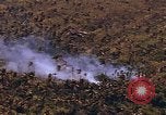 Standbild AH-1G und OH-6A Hubschrauber Vietnam, 1968, aus Sekunde 46 historischem Filmmaterial Videoclip 65675040351