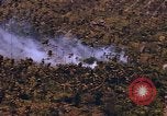 Standbild AH-1G und OH-6A Hubschrauber Vietnam, 1968, aus Sekunde 47 historischem Filmmaterial Videoclip 65675040351