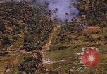 Standbild AH-1G und OH-6A Hubschrauber Vietnam, 1968, aus Sekunde 55 historischem Filmmaterial Videoclip 65675040351