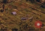 Standbild AH-1G und OH-6A Hubschrauber Vietnam, 1968, aus Sekunde 61 historischem Filmmaterial Videoclip 65675040351