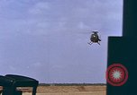 Standbild AH-1G mit Raketen Vietnam, 1968, aus Sekunde 32 historischem Filmmaterial Videoclip 65675040353