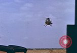 Standbild AH-1G mit Raketen Vietnam, 1968, aus Sekunde 33 historischem Filmmaterial Videoclip 65675040353