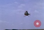 Standbild AH-1G mit Raketen Vietnam, 1968, aus Sekunde 34 historischem Filmmaterial Videoclip 65675040353