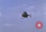 Standbild AH-1G mit Raketen Vietnam, 1968, aus Sekunde 35 historischem Filmmaterial Videoclip 65675040353