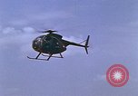 Standbild AH-1G mit Raketen Vietnam, 1968, aus Sekunde 37 historischem Filmmaterial Videoclip 65675040353