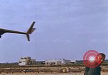 Standbild AH-1G mit Raketen Vietnam, 1968, aus Sekunde 42 historischem Filmmaterial Videoclip 65675040353