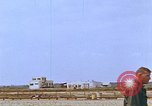 Standbild AH-1G mit Raketen Vietnam, 1968, aus Sekunde 43 historischem Filmmaterial Videoclip 65675040353