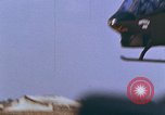 Standbild AH-1G mit Raketen Vietnam, 1968, aus Sekunde 45 historischem Filmmaterial Videoclip 65675040353