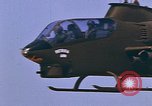 Standbild AH-1G mit Raketen Vietnam, 1968, aus Sekunde 47 historischem Filmmaterial Videoclip 65675040353