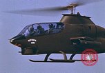 Standbild AH-1G mit Raketen Vietnam, 1968, aus Sekunde 48 historischem Filmmaterial Videoclip 65675040353