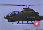 Standbild AH-1G mit Raketen Vietnam, 1968, aus Sekunde 49 historischem Filmmaterial Videoclip 65675040353