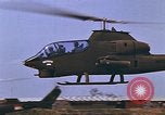 Standbild AH-1G mit Raketen Vietnam, 1968, aus Sekunde 50 historischem Filmmaterial Videoclip 65675040353