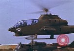 Standbild AH-1G mit Raketen Vietnam, 1968, aus Sekunde 51 historischem Filmmaterial Videoclip 65675040353