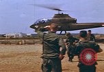 Standbild AH-1G mit Raketen Vietnam, 1968, aus Sekunde 54 historischem Filmmaterial Videoclip 65675040353