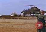 Standbild AH-1G mit Raketen Vietnam, 1968, aus Sekunde 55 historischem Filmmaterial Videoclip 65675040353