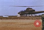 Standbild AH-1G mit Raketen Vietnam, 1968, aus Sekunde 56 historischem Filmmaterial Videoclip 65675040353