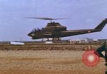 Standbild AH-1G mit Raketen Vietnam, 1968, aus Sekunde 57 historischem Filmmaterial Videoclip 65675040353
