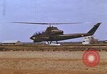 Standbild AH-1G mit Raketen Vietnam, 1968, aus Sekunde 59 historischem Filmmaterial Videoclip 65675040353