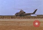 Standbild AH-1G mit Raketen Vietnam, 1968, aus Sekunde 61 historischem Filmmaterial Videoclip 65675040353