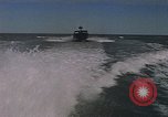 Immagine di Marina Barche Fluviali ed elicotteri impegnare Viet Cong Vietnam del Sud, 1967, secondo 8 filmato di repertorio 65675040360