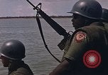 Immagine di Marina Barche Fluviali ed elicotteri impegnare Viet Cong Vietnam del Sud, 1967, secondo 11 filmato di repertorio 65675040360